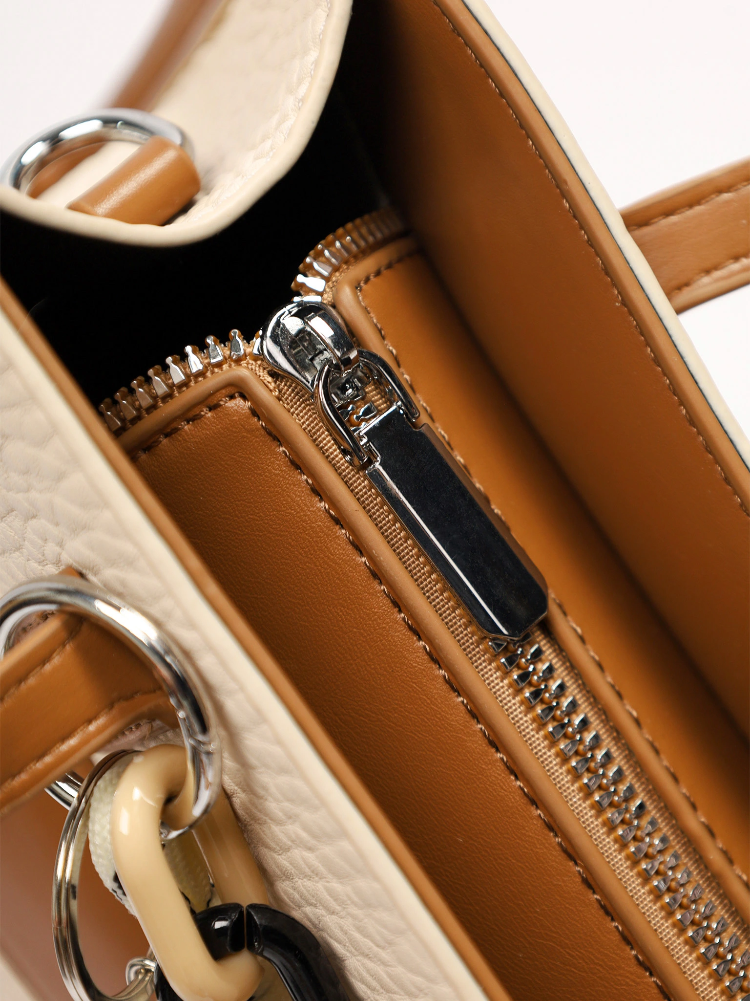 Сумка-тоут с декоративным брелком в ассортименте